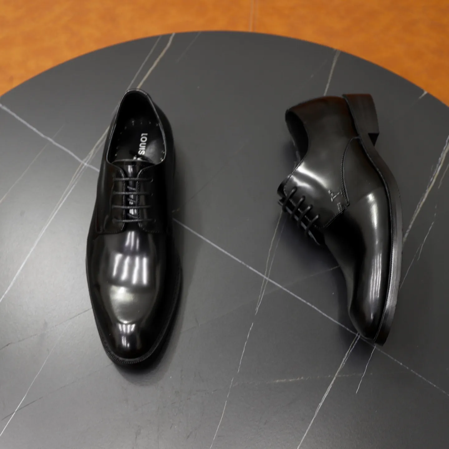 Ex-factory price: 500💰🙅‍♂️🙅‍♂️🙅‍♂️ Brand: LV Louis Vuitton Standard code: Men's size 38-44 (45 can be customized) Grade: Same style as the official website Original order quality Material: Original cowhide surface Comfortable cowhide lining Original outsole Style category: Men's fashionable casual leather shoes Distinguished big-name luxury elements Top luxury Color: actual picture color